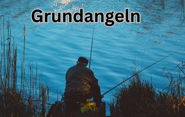 Mann sitzt am Ufer und angelt im blauen Licht des Wassers.